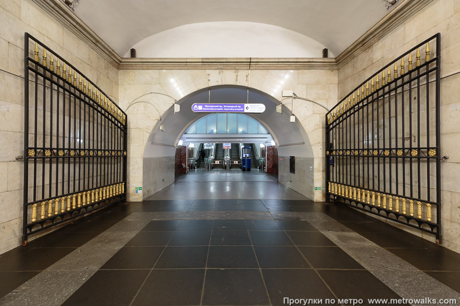 Станция Технологический институт (Кировско-Выборгская линия, Санкт-Петербург). Выход в город, эскалаторы начинаются прямо с уровня платформы. В 2022 году здесь установили 4 новых эскалатора вместо 3 старых.