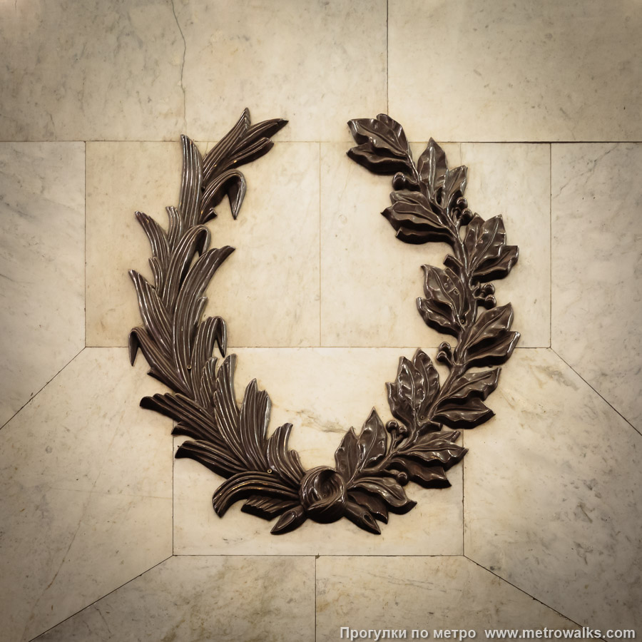 Станция Технологический институт (Кировско-Выборгская линия, Санкт-Петербург). На половине колонн вместо портретов — лавровые венки. Это хороший резерв для добавления портретов учёных нового века в будущем!
