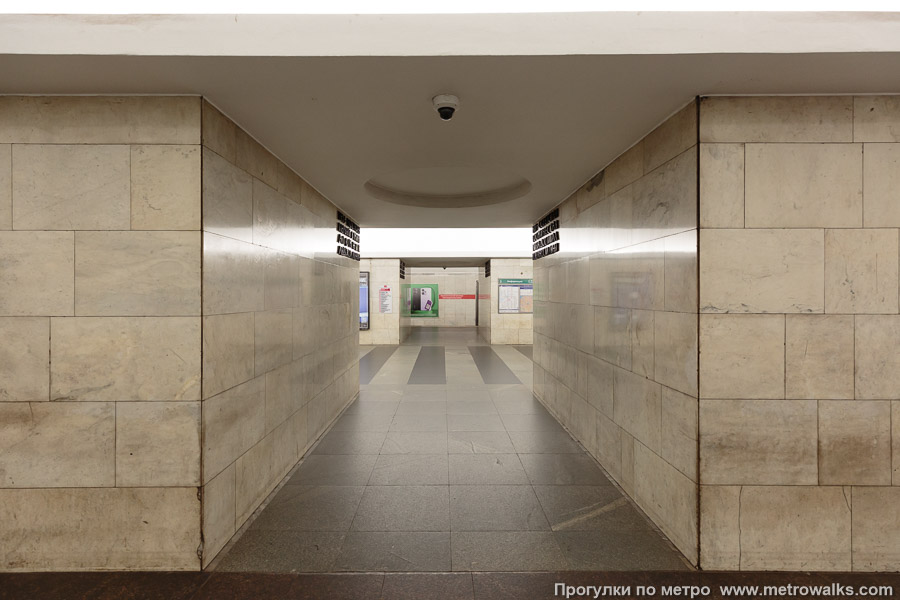 Станция Технологический институт (Кировско-Выборгская линия, Санкт-Петербург). Сквозной вид с края платформы через два прохода между пилонами.