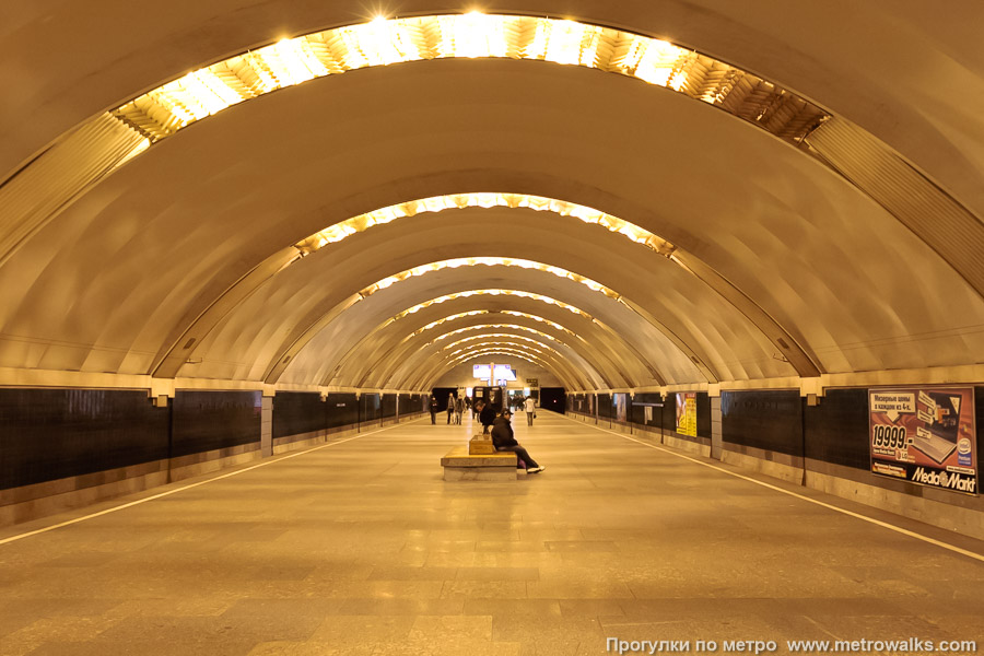 Станция Удельная (Московско-Петроградская линия, Санкт-Петербург). Общий вид по оси станции от глухого торца в сторону выхода. Старая фотография (2008), до наклеивания синей полосы на стену.