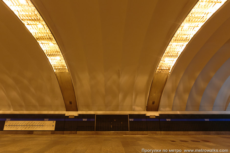 Станция Удельная (Московско-Петроградская линия, Санкт-Петербург). Взгляд наверх. Историческое фото с оранжевым освещением.