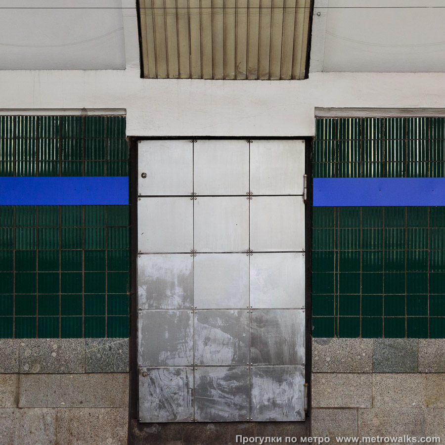 Станция Удельная (Московско-Петроградская линия, Санкт-Петербург). Декоративная технологическая дверь в стене.