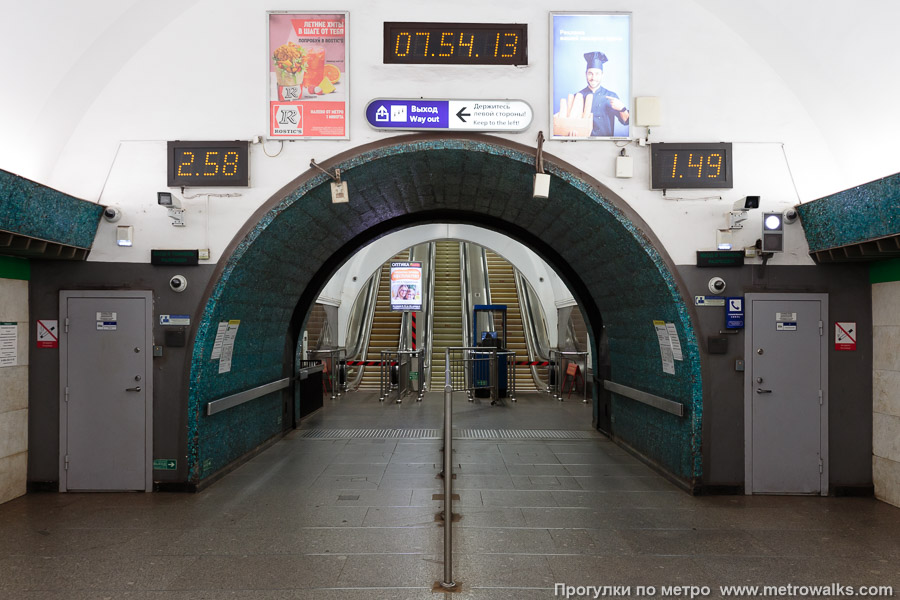 Станция Василеостровская (Невско-Василеостровская линия, Санкт-Петербург). Выход в город, эскалаторы начинаются прямо с уровня платформы.
