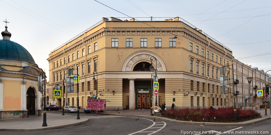 Станция Владимирская (Кировско-Выборгская линия, Санкт-Петербург). Наземный вестибюль станции встроен в здание. Наземный вестибюль станции совмещён в одном здании с проектным институтом метрополитена «Ленметрогипротранс».