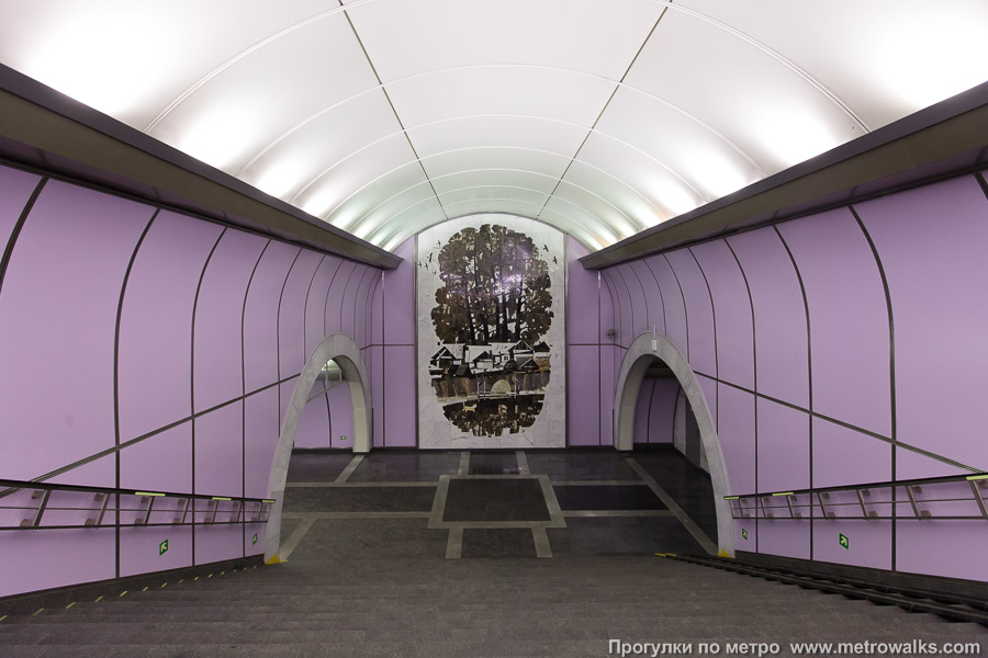 Станция Волковская (Фрунзенско-Приморская линия, Санкт-Петербург). Спуск по лестнице от эскалаторов в центральный зал станции.