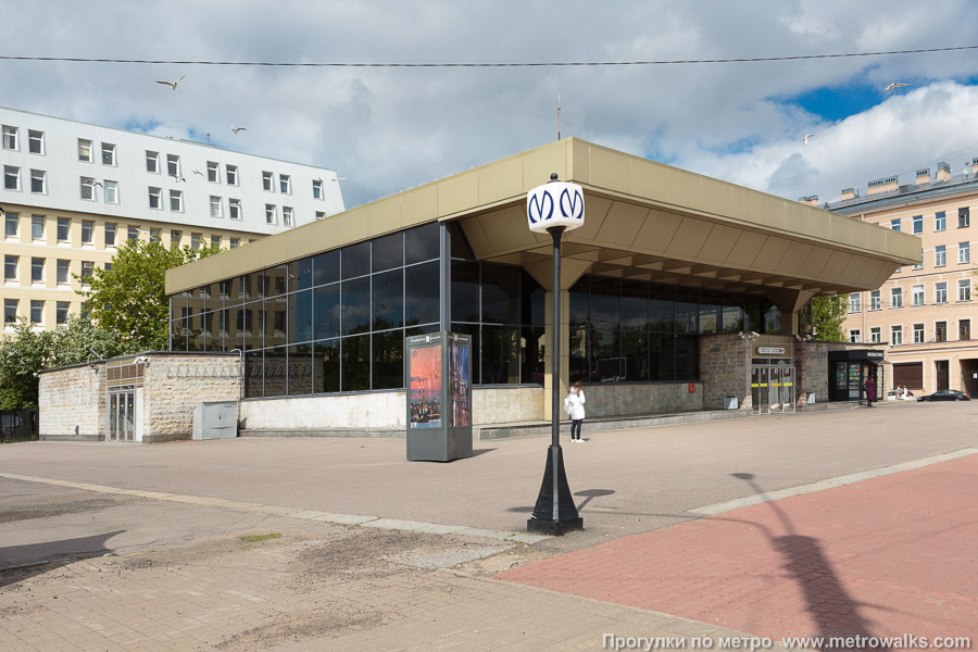 Станция Выборгская (Кировско-Выборгская линия, Санкт-Петербург). Наземный вестибюль станции. Раньше здесь было панорамное остекление до пола.