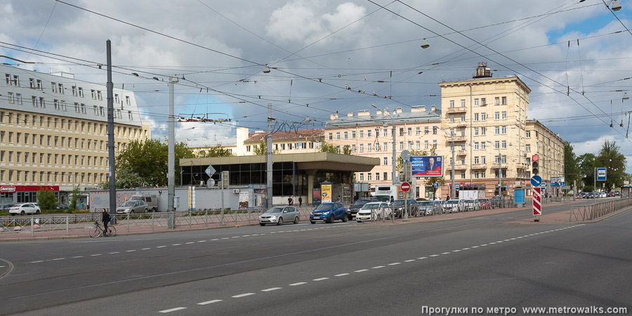 Станция Выборгская (Кировско-Выборгская линия, Санкт-Петербург). Общий вид окрестностей станции. Лесной проспект, налево отходит Гренадерская улица.