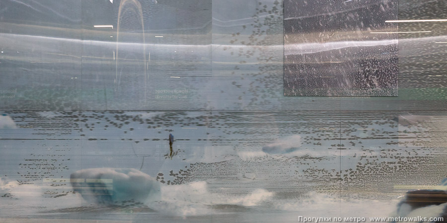 Станция Зенит (Невско-Василеостровская линия, Санкт-Петербург). Художественная инсталляция внутри витрины крупным планом. Пенящиеся воды Финского залива.