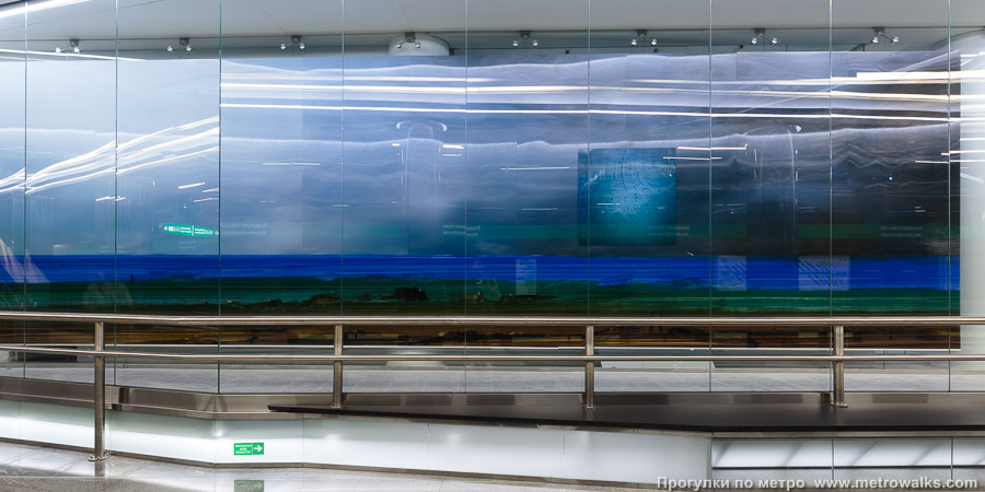 Станция Зенит (Невско-Василеостровская линия, Санкт-Петербург). Панорамы внутри стеклянных витрин изображают пенящиеся волны Финского залива.