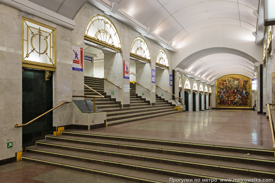 Станция Звенигородская (Фрунзенско-Приморская линия, Санкт-Петербург). В дальней трети центрального зала находится переход на станцию Пушкинскую Кировско-Выборгской линии.
