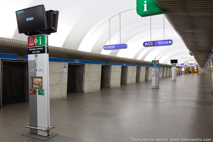Станция Звёздная (Московско-Петроградская линия, Санкт-Петербург). Центральный объект на платформе — «ИнфоСОС». В количестве трёх штук.