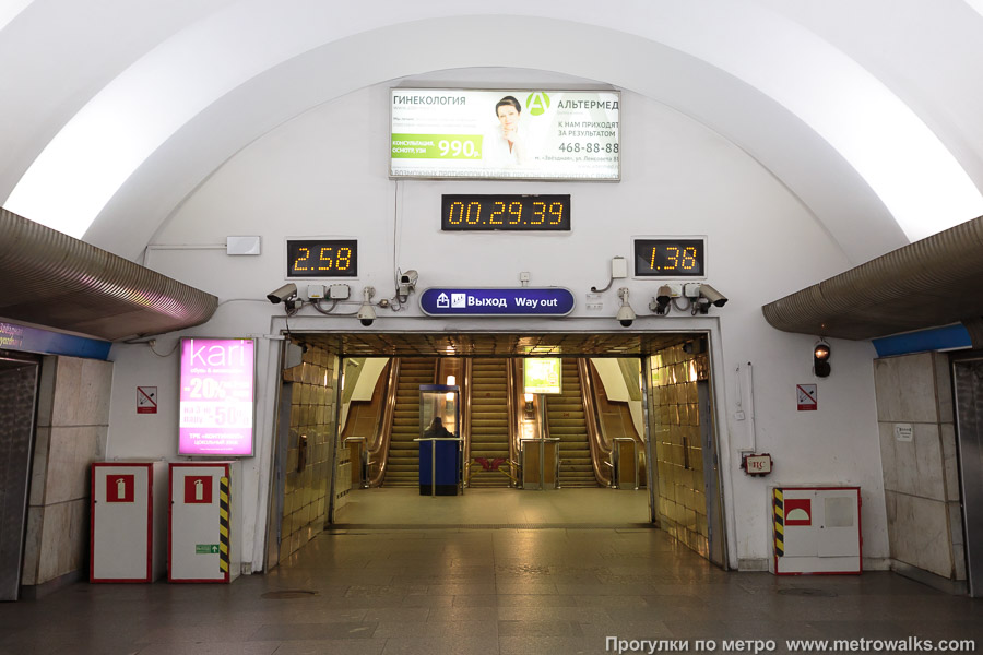 Станция Звёздная (Московско-Петроградская линия, Санкт-Петербург). Выход в город, эскалаторы начинаются прямо с уровня платформы.