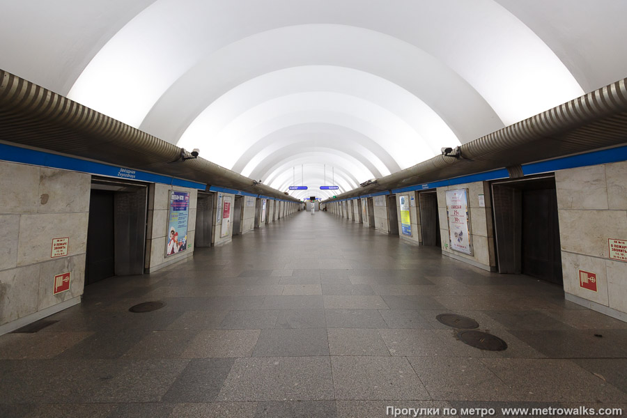 Станция Звёздная (Московско-Петроградская линия, Санкт-Петербург). Общий вид по оси станции от входа в сторону глухого торца.