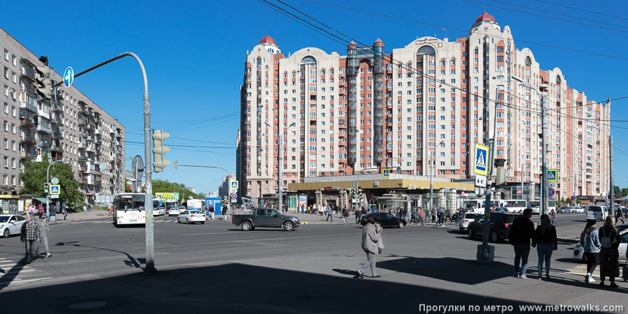 Станция Звёздная (Московско-Петроградская линия, Санкт-Петербург). Общий вид окрестностей станции. Перекрёсток Звёздной улицы с улицей Ленсовета.