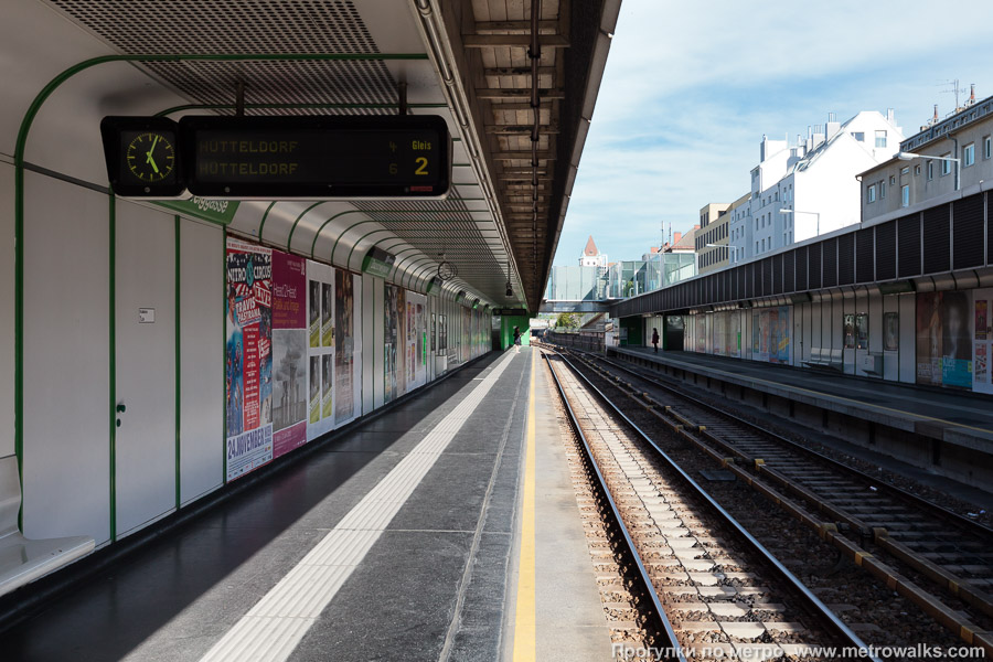 Станция Braunschweiggasse [Брауншвайггассе] (U4, Вена). Продольный вид вдоль края платформы.