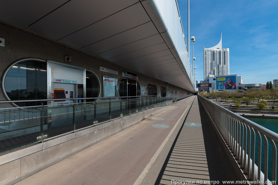 Станция Donauinsel [Донауинзель] (U1, Вена). Общий вид окрестностей станции. На том же ярусе моста, где ходят поезда метро, расположены пешеходная и велосипедная дорожки.