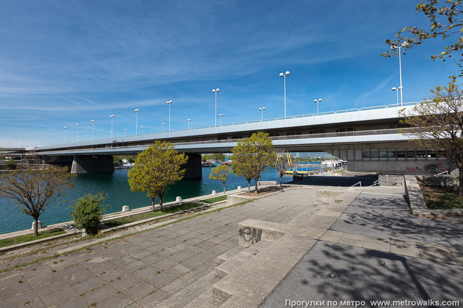 Станция Donauinsel [Донауинзель] (U1, Вена). Вид станции снаружи. Станция метро расположена на нижнем ярусе моста, над ней — автомобильный ярус.