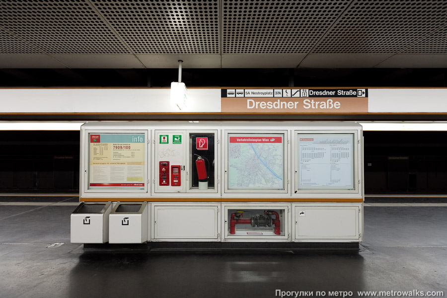 Станция Dresdner Straße [Дрезднер Штрассе] (U6, Вена). Информационный стенд.