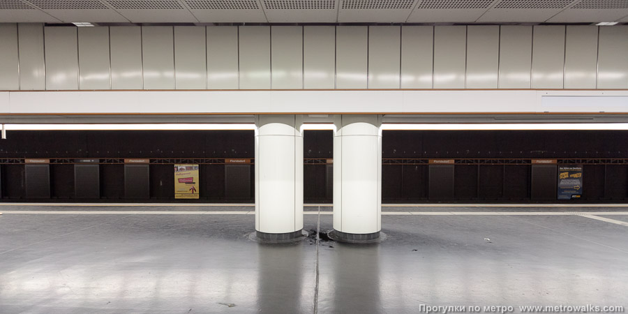 Станция Floridsdorf [Флоридсдорф] (U6, Вена). Поперечный вид, проходы между колоннами из центрального зала на платформу.