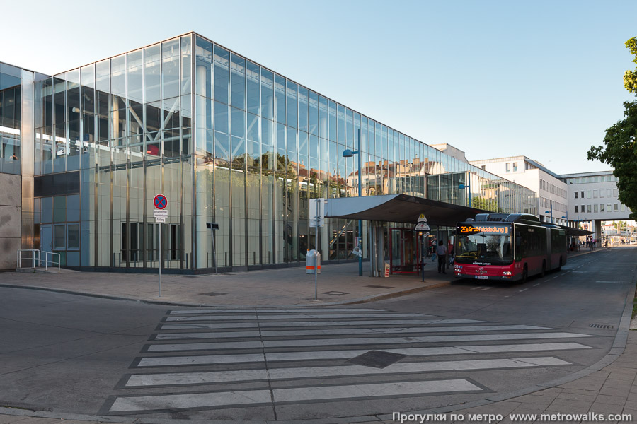 Станция Floridsdorf [Флоридсдорф] (U6, Вена). Наземный вестибюль станции. Вид с юго-восточной стороны.