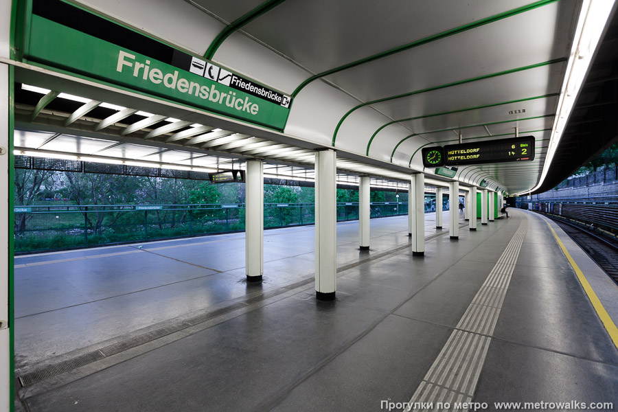 Станция Friedensbrücke [Фриденсбрюке] (U4, Вена). Вид по диагонали.