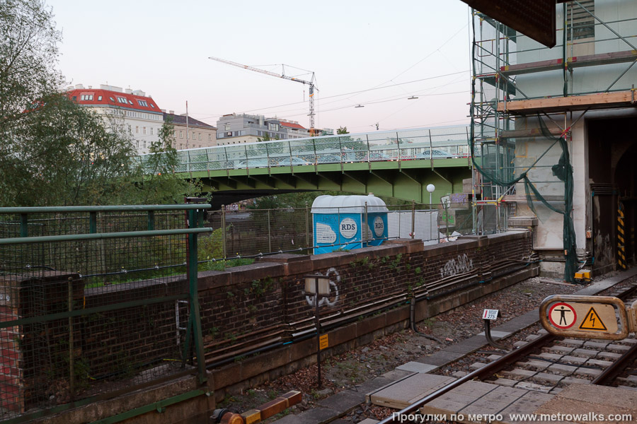 Станция Friedensbrücke [Фриденсбрюке] (U4, Вена). Общий вид окрестностей станции. Тот самый мост Friedensbrücke, по которому названа станция.