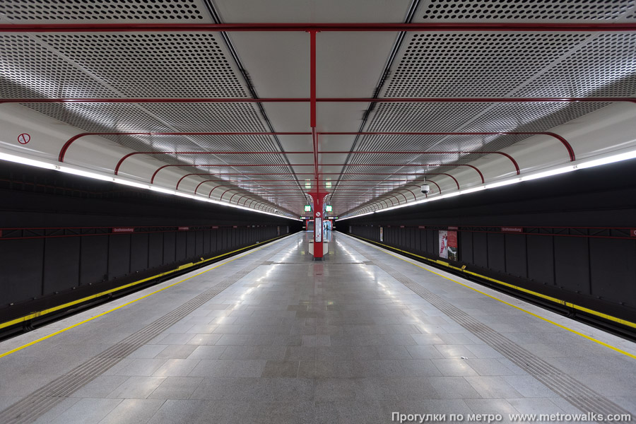 Станция Großfeldsiedlung [Гроссфельдзидлунг] (U1, Вена). Продольный вид по оси станции.