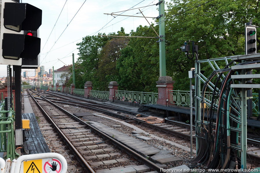 Станция Gumpendorfer Straße [Гумпендорфер Штрассе] (U6, Вена). Пути рядом со станцией.