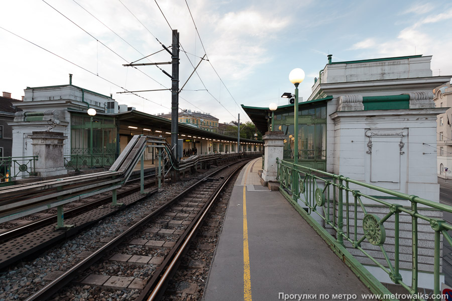 Станция Gumpendorfer Straße [Гумпендорфер Штрассе] (U6, Вена). Продольный вид вдоль края платформы. Станция находится в кривой.