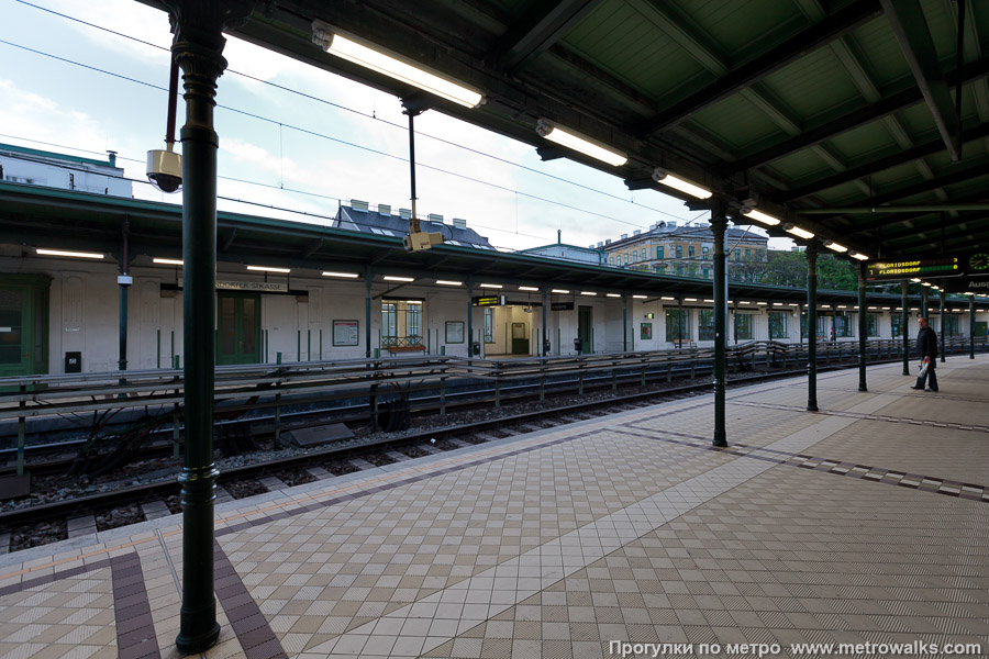 Станция Gumpendorfer Straße [Гумпендорфер Штрассе] (U6, Вена). Вид по диагонали.