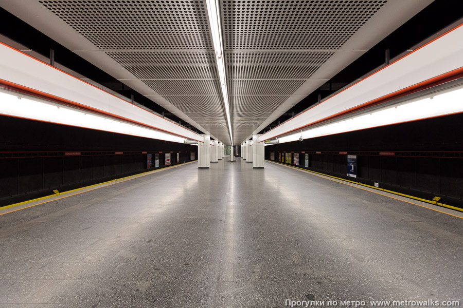 Станция Hütteldorfer Straße [Хюттельдорфер Штрассе] (U3, Вена). Центральный зал станции, вид вдоль от глухого торца в сторону выхода.