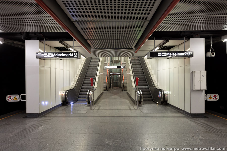 Станция Johnstraße [Йонштрассе] (U3, Вена). Выход в город, эскалаторы начинаются прямо с уровня платформы. На заднем плане — лифт.