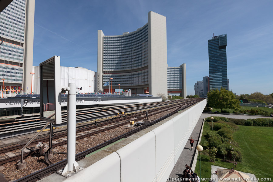 Станция Kaisermühlen — Vienna International Centre [Кайзермюллен] (U1, Вена). Пути рядом со станцией.