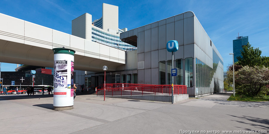 Станция Kaisermühlen — Vienna International Centre [Кайзермюллен] (U1, Вена). Наземный вестибюль станции. Вид с южной стороны.