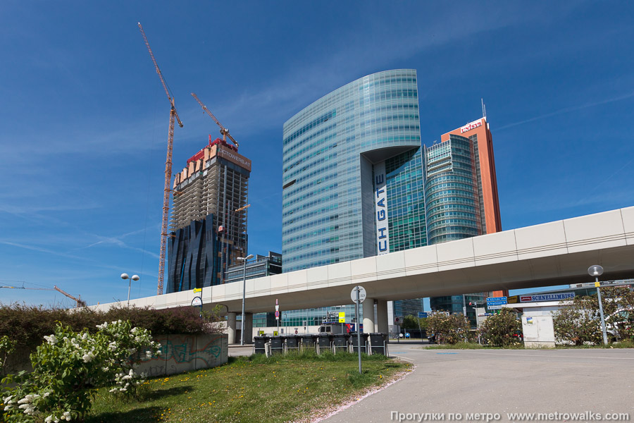 Станция Kaisermühlen — Vienna International Centre [Кайзермюллен] (U1, Вена). Общий вид окрестностей станции.