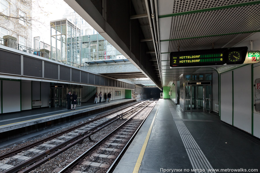 Станция Kettenbrückengasse [Кеттенбрюкенгассе] (U4, Вена). Выход в город осуществляется по лестнице. На переднем плане — лифты.