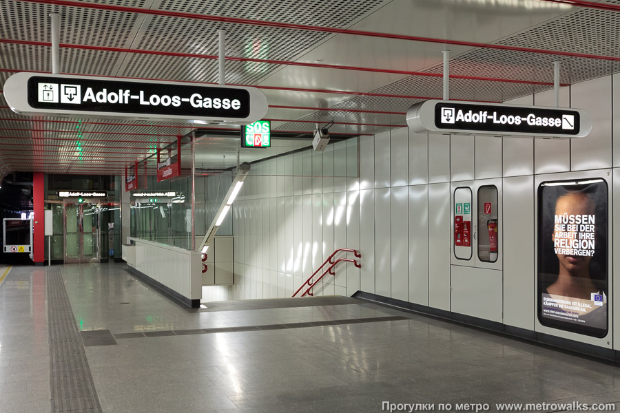 Станция Leopoldau [Леопольдау] (U1, Вена). Выход в город осуществляется по лестнице. На заднем плане — лифт.