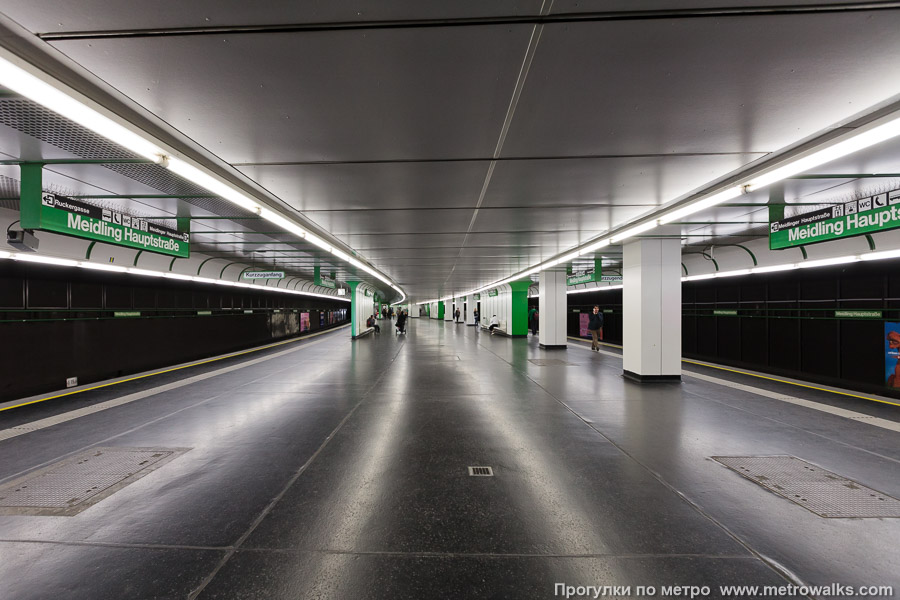 Станция Meidling Hauptstraße [Майдлинг Хауптштрассе] (U4, Вена). Продольный вид по оси станции. Станция находится в кривой и несимметрична: колонны установлены не по оси станции, а вдоль края одной платформы.