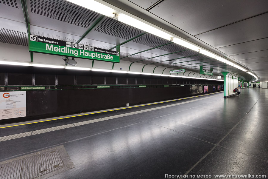 Станция Meidling Hauptstraße [Майдлинг Хауптштрассе] (U4, Вена). Вид по диагонали. Вид с колонной половины станции на бесколонную.