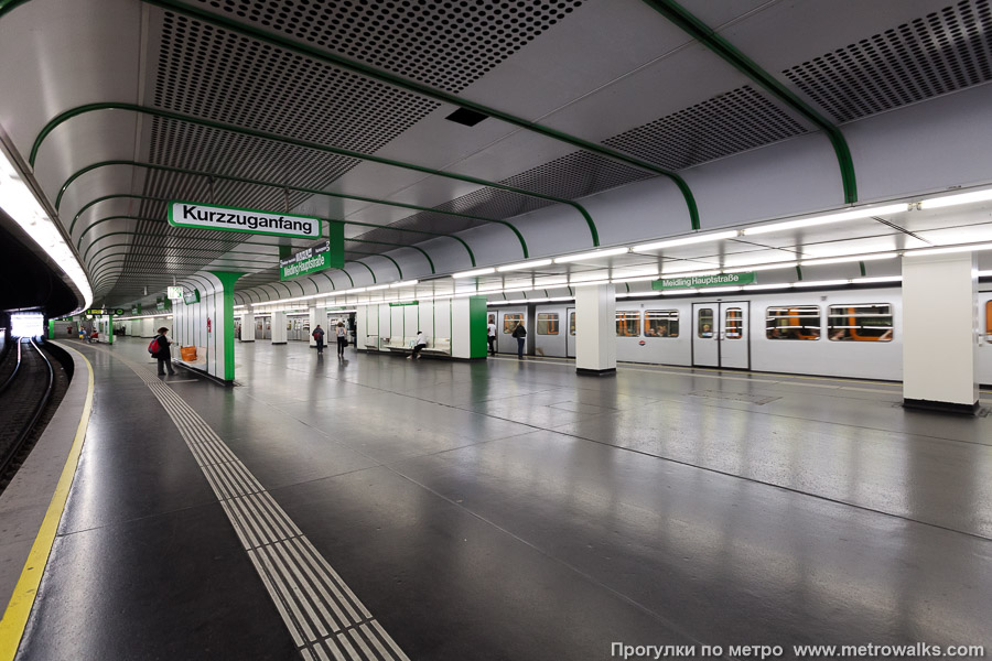 Станция Meidling Hauptstraße [Майдлинг Хауптштрассе] (U4, Вена). Вид по диагонали. Вид с бесколонной половины станции на колонную. Для разнообразия — с поездом.