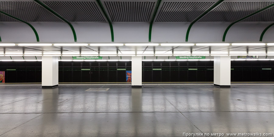 Станция Meidling Hauptstraße [Майдлинг Хауптштрассе] (U4, Вена). Поперечный вид, проходы между колоннами из центрального зала на платформу.