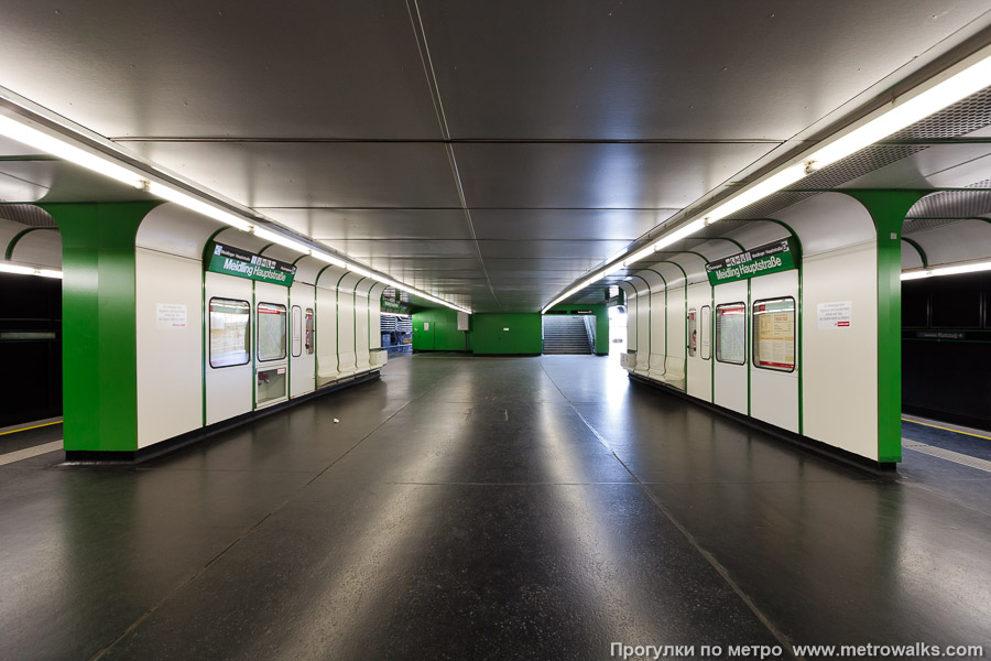 Станция Meidling Hauptstraße [Майдлинг Хауптштрассе] (U4, Вена). Часть станции около выхода в город.