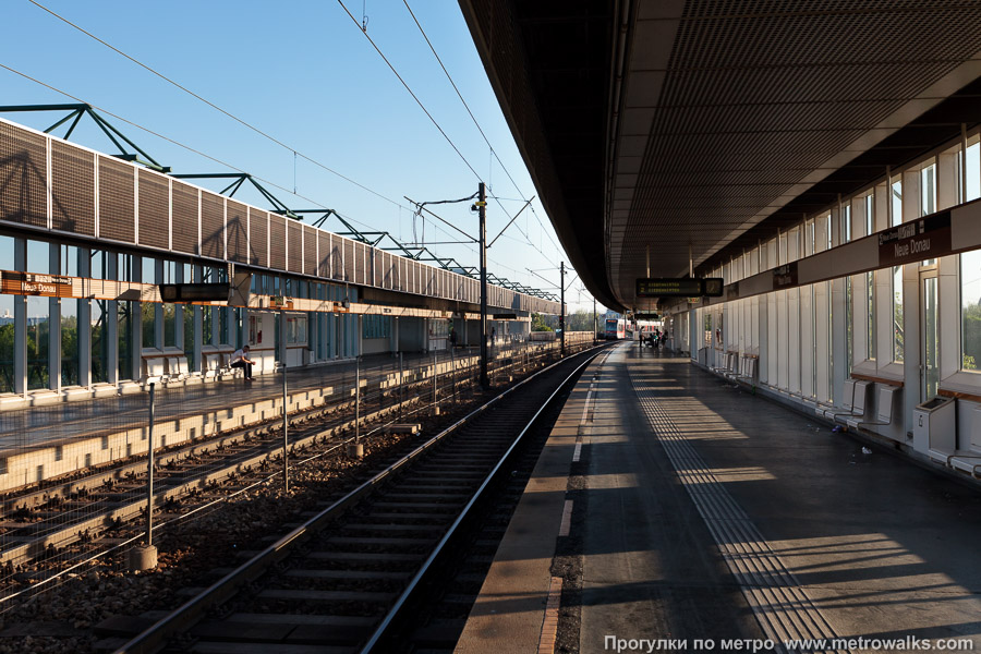 Станция Neue Donau [Нойе Донау] (U6, Вена). Продольный вид вдоль края платформы.
