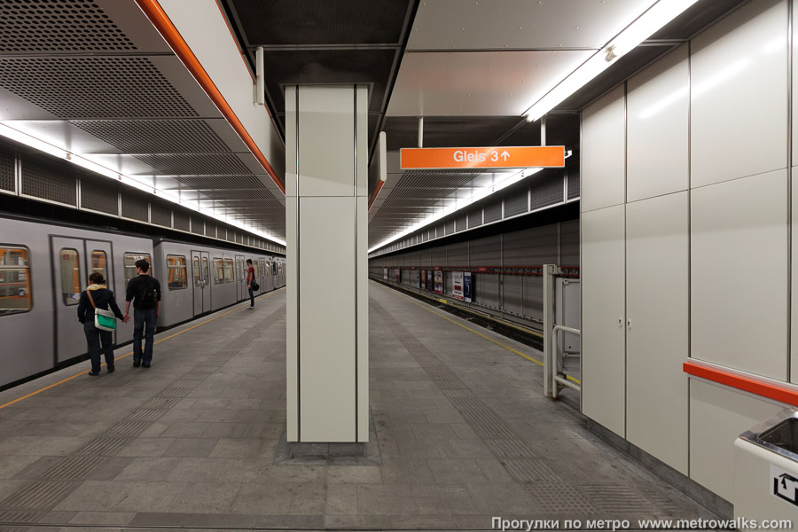 Станция Ottakring [Оттакринг] (U3, Вена). На станции сбоку за колоннами есть третий тупиковый путь меньшей длины.