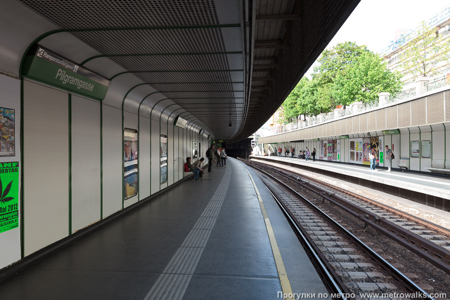 Станция Pilgramgasse [Пильграмгассе] (U4, Вена). Продольный вид вдоль края платформы. Станция расположена в кривой.