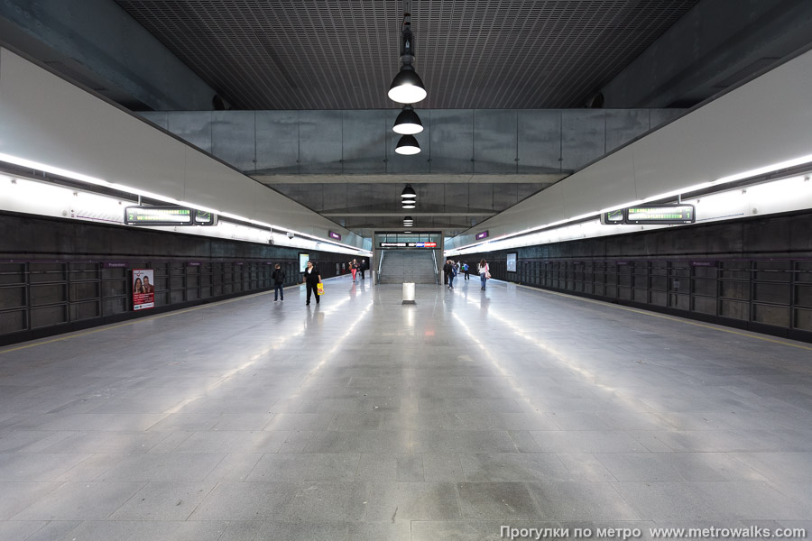 Станция Praterstern [Пратерштерн] (U2, Вена). Продольный вид по оси станции.