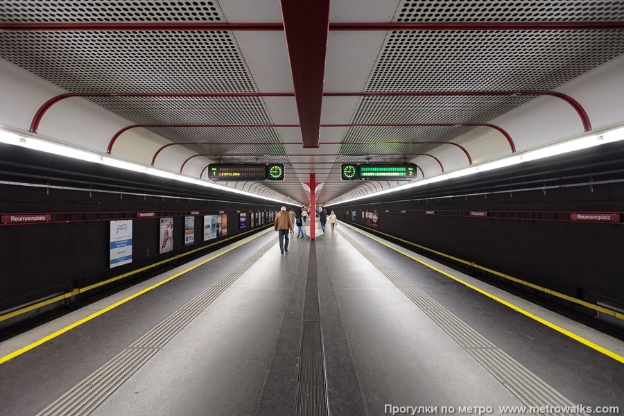 Станция Reumannplatz [Ройманнплац] (U1, Вена). Продольный вид по оси станции.