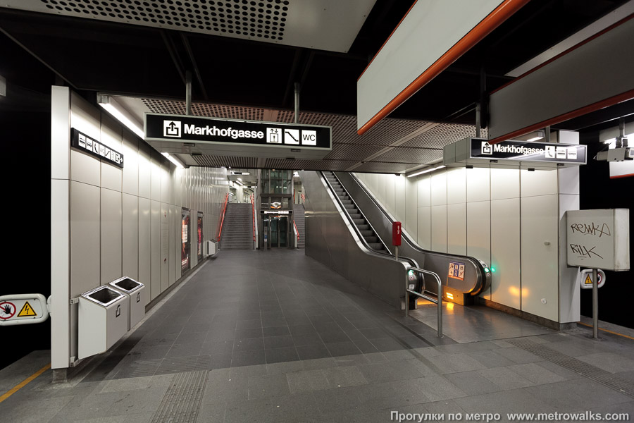 Станция Schlachthausgasse [Шлахтхаусгассе] (U3, Вена). Выход в город, эскалаторы начинаются прямо с уровня платформы. На заднем плане — лифт.