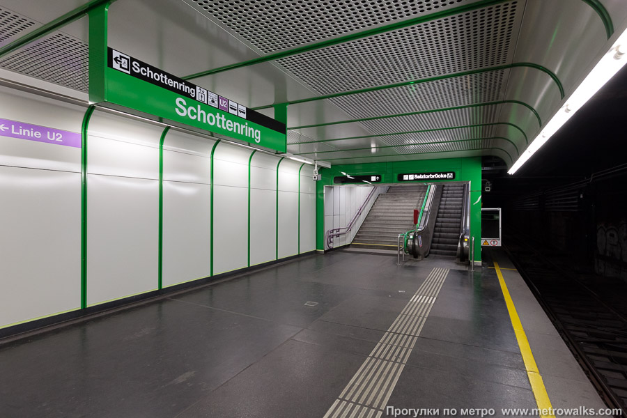 Станция Schottenring [Шоттенринг] (U4, Вена). Выход в город, эскалаторы начинаются прямо с уровня платформы.