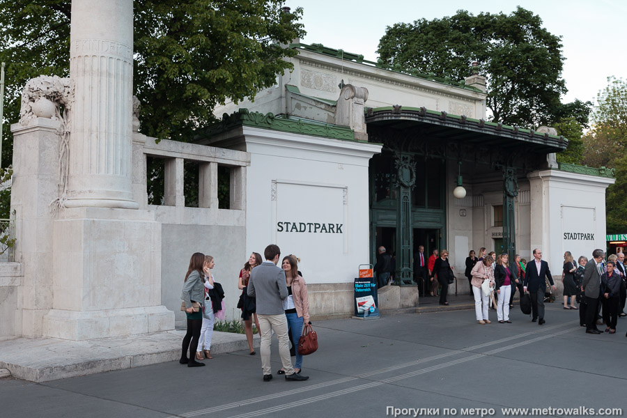 Станция Stadtpark [Штадтпарк] (U4, Вена). Наземный вестибюль станции. Памятник архитектуры.